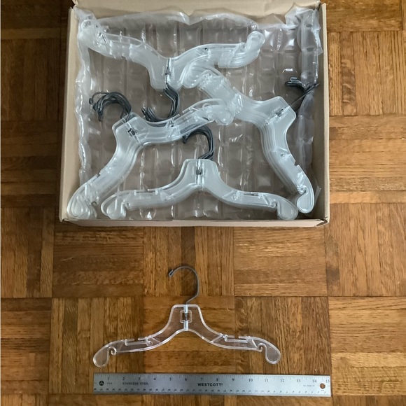 Box of 40 kid size hangers - Picture 2 of 2
